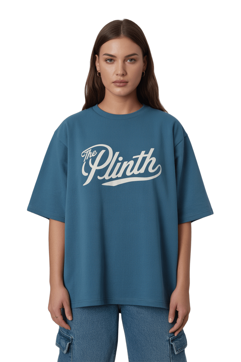 Modelo usando playera oversize